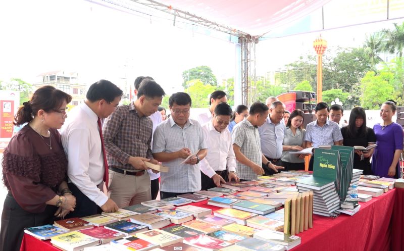 Các đại biểu tham quan trưng bày, triển lãm sau lễ khai mạc. Các đại biểu tham quan trưng bày, triển lãm sau lễ khai mạc.