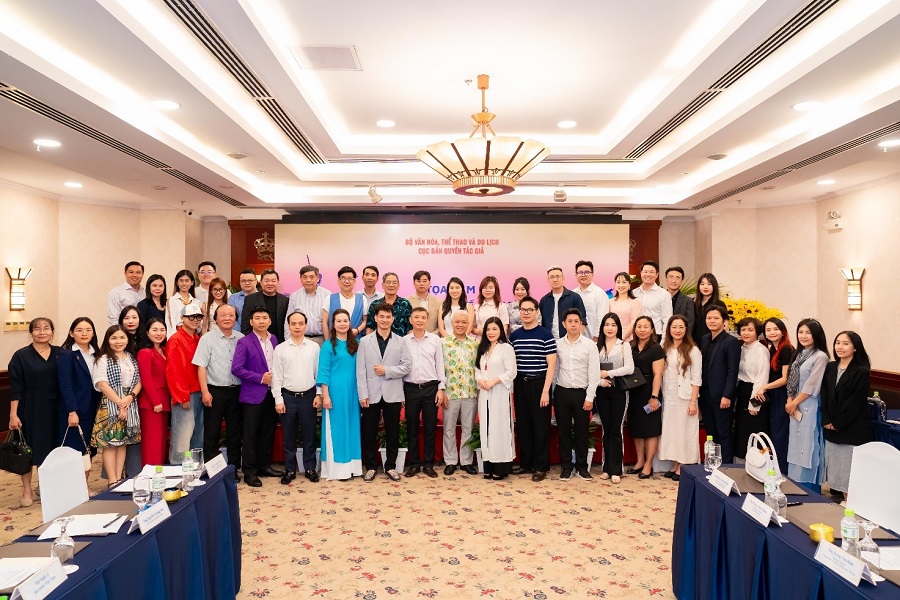 Các đại biểu dự Tọa đàm chụp hình lưu niệm (Ảnh COV)