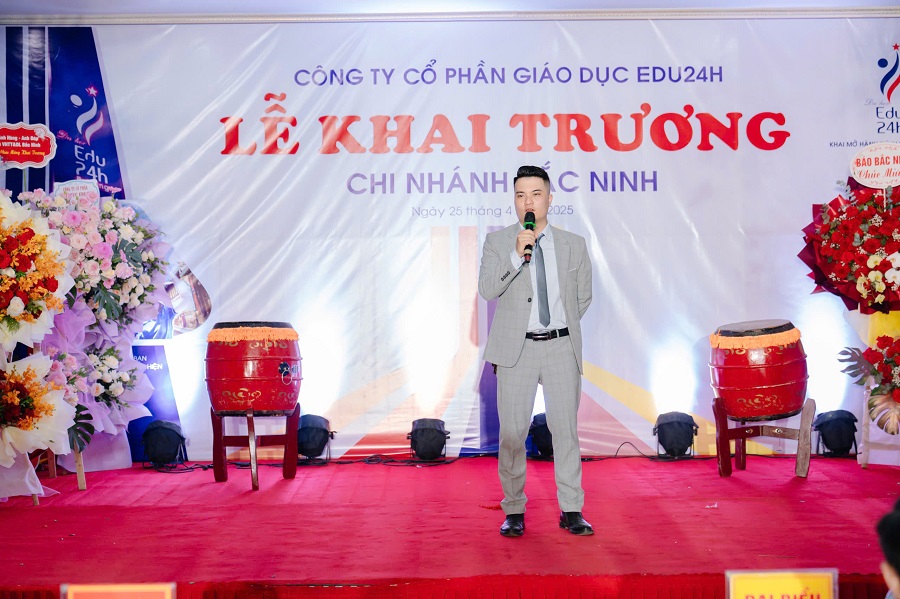 Ông Đặng Trung Nhiên - Phó Tổng giám đốc Edu24h chia sẻ tại buổi Lễ Ông Đặng Trung Nhiên - Phó Tổng giám đốc Edu24h chia sẻ tại buổi Lễ