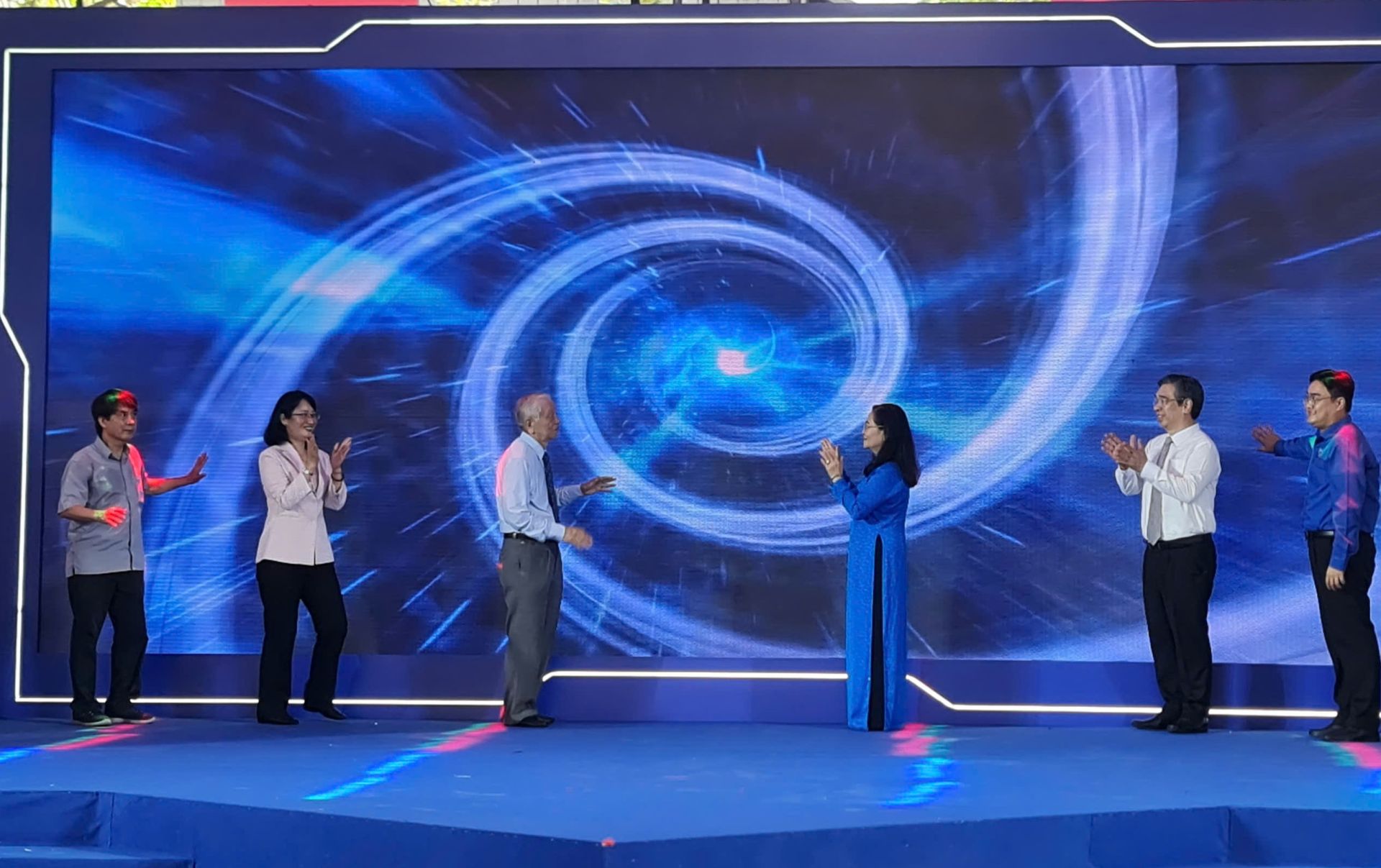 Các đại biểu ấn nút khai mạc Triễn lãm 50 công trình, sự kiện, tác phẩm tiêu biểu của TP. Hồ Chí Minh Các đại biểu ấn nút khai mạc Triễn lãm 50 công trình, sự kiện, tác phẩm tiêu biểu của TP. Hồ Chí Minh