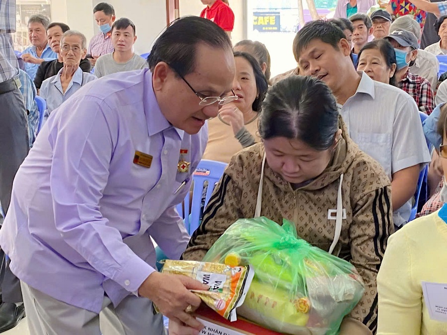 Ông Nguyễn Hữu Nhơn trao quà đến người dân có hoàn cảnh khó khăn Ông Nguyễn Hữu Nhơn trao quà đến người dân có hoàn cảnh khó khăn