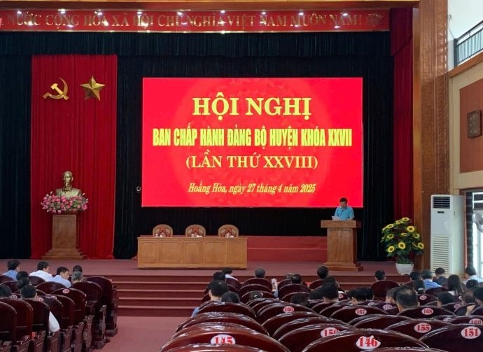 Hội nghị Ban Chấp hành Đảng bộ huyện Hoằng Hoá khoá XXVII thảo luận về tên gọi các đơn vị xã mới sau sáp nhập.