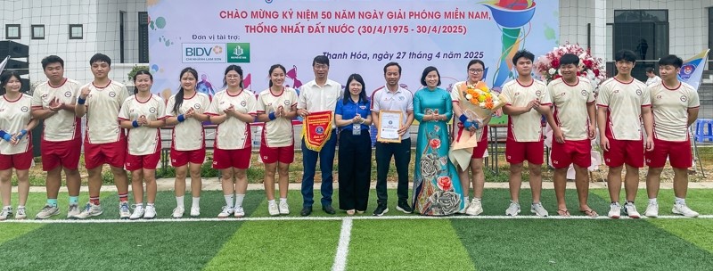 Ban Tổ chức trao giải Nhất nội dung kéo co tại Hội thao.