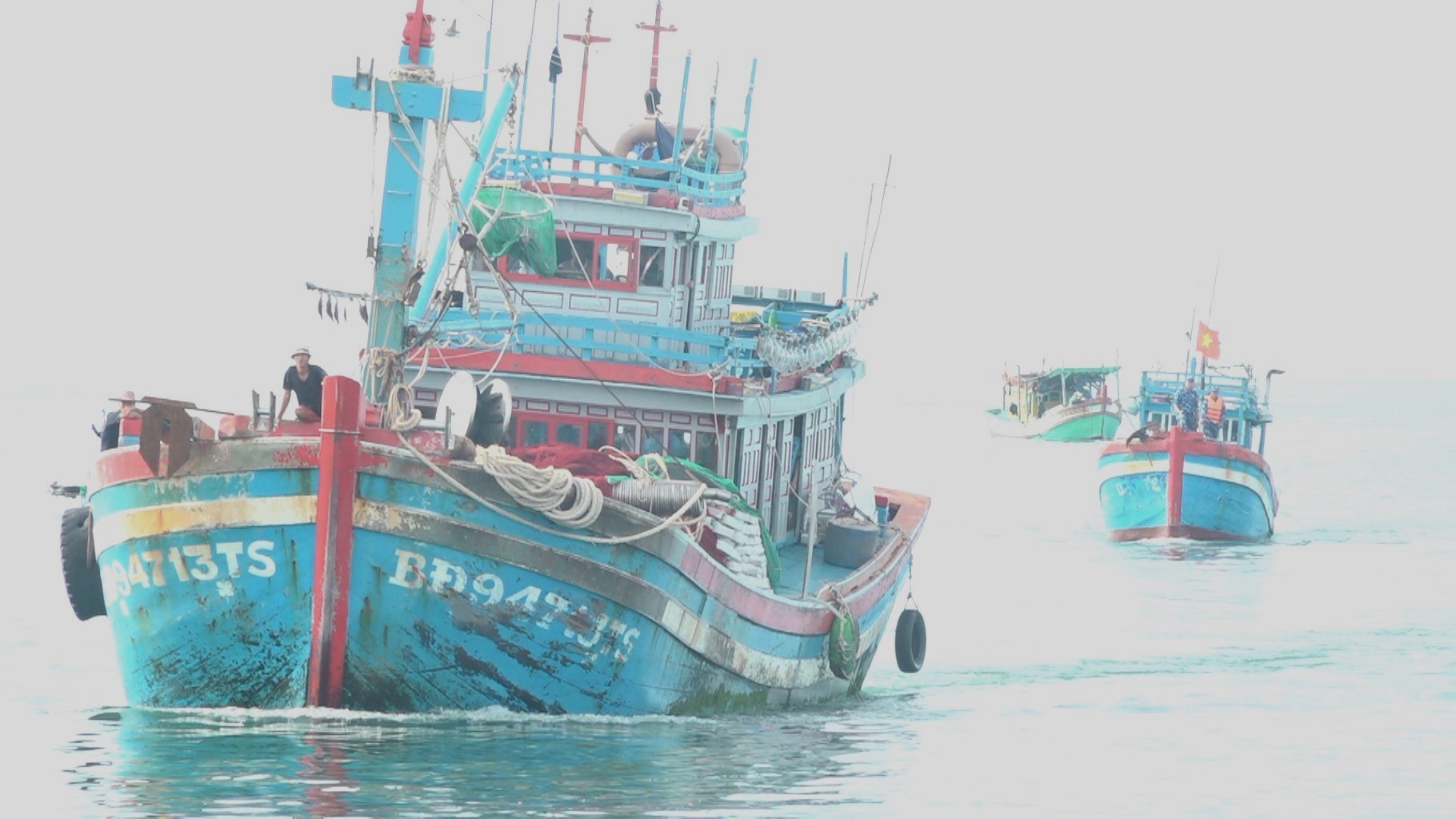 02 tàu cá BĐ 41204 TS và BĐ 94713 TS đang bị dẫn giải vào cảng Hải đội 422 ở Phú Quốc 02 tàu cá BĐ 41204 TS và BĐ 94713 TS đang bị dẫn giải vào cảng Hải đội 422 ở Phú Quốc