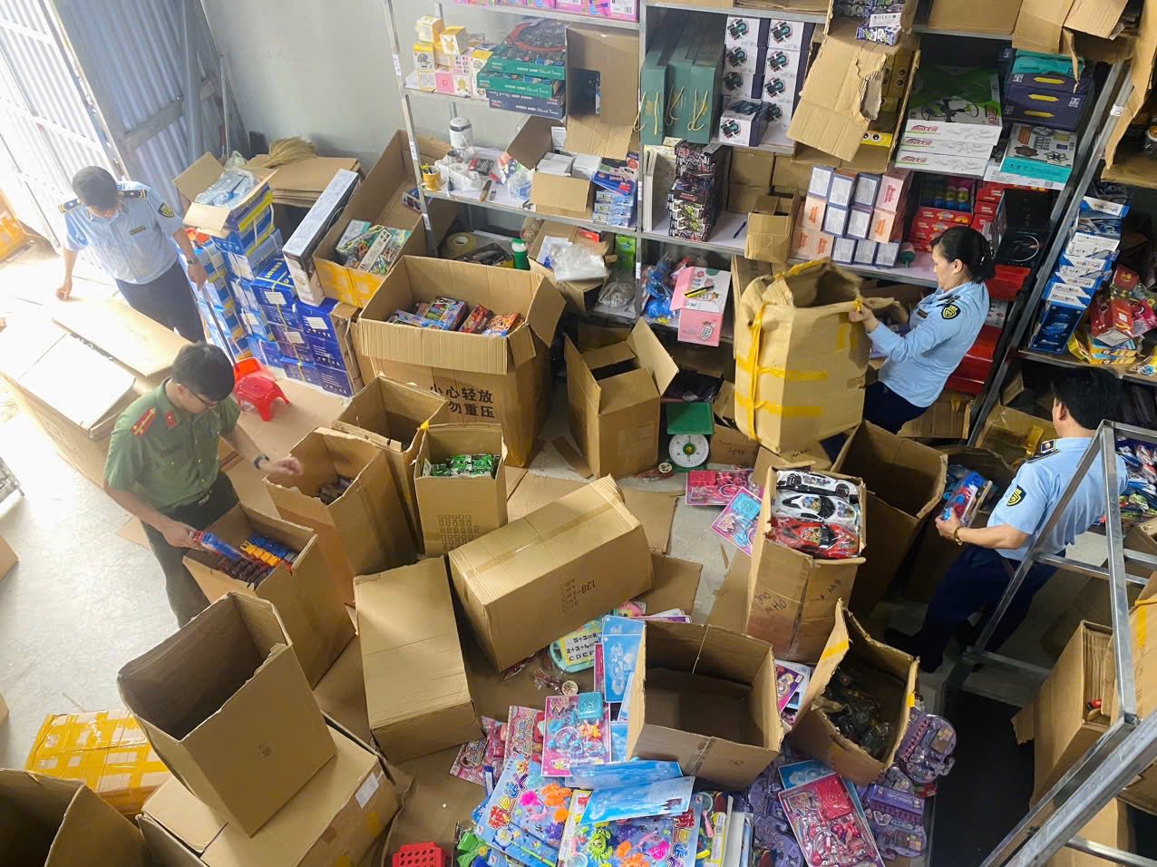 Đoàn kiểm tra đã tiến hành lập biên bản vi phạm hành chính; tạm giữ toàn bộ hàng hóa vi phạm. Ảnh: Công an tỉnh Nam Định.