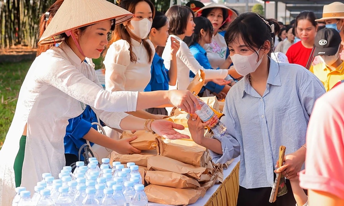 Sở Du lịch Hà Nội sẽ tiếp tục phối hợp với Ban Quản lý Lăng, tổ chức phát nước uống, sữa và bánh mì miễn phí phục vụ nhân dân và du khách đến viếng Bác. Ảnh: Hoàng Hiếu Sở Du lịch Hà Nội sẽ tiếp tục phối hợp với Ban Quản lý Lăng, tổ chức phát nước uống, sữa và bánh mì miễn phí phục vụ nhân dân và du khách đến viếng Bác. Ảnh: Hoàng Hiếu