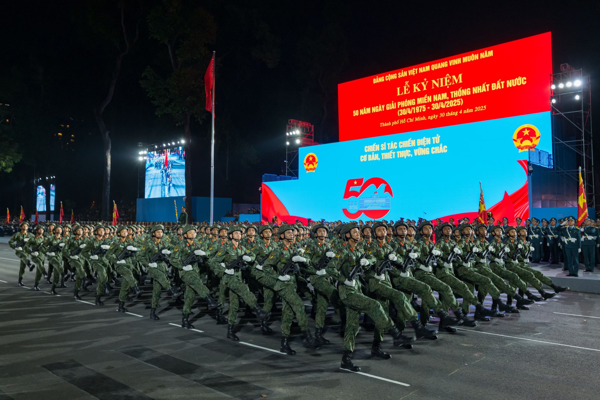 sau khi đi qua Hội trường Thống Nhất, lực lượng diễu binh, diễu hành chia làm 4 hướng và di chuyển về điểm tập kết.