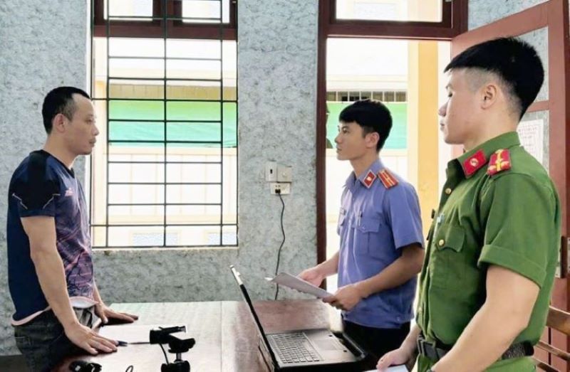 Lực lượng chức năng thi hành lệnh tạm giam Phan Văn Thành. Lực lượng chức năng thi hành lệnh tạm giam Phan Văn Thành.