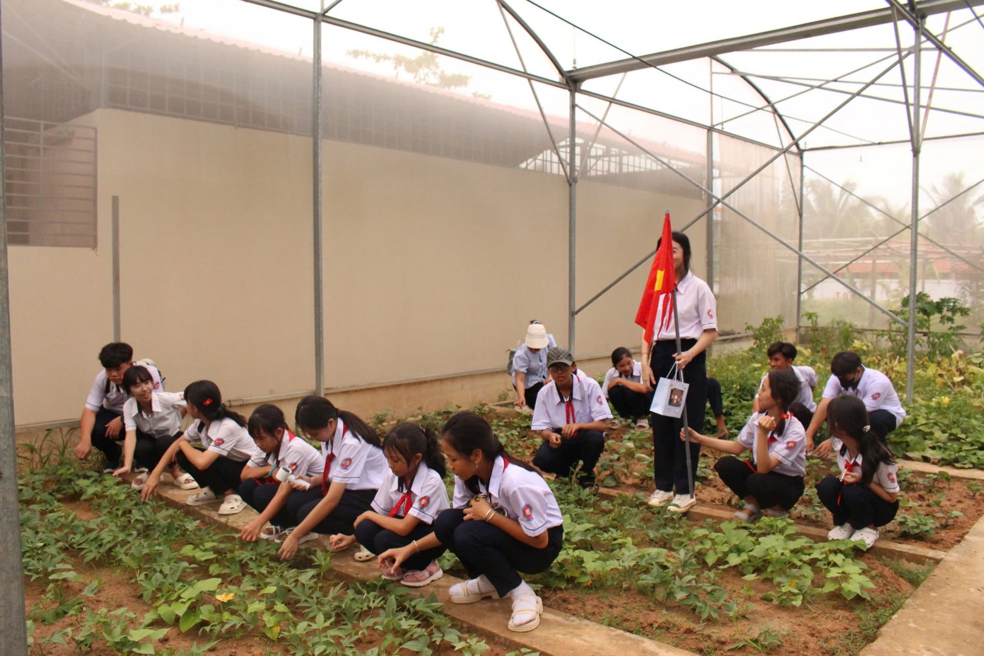 Các em học sinh thăm quan khu tăng gia sản xuất của đơn vị