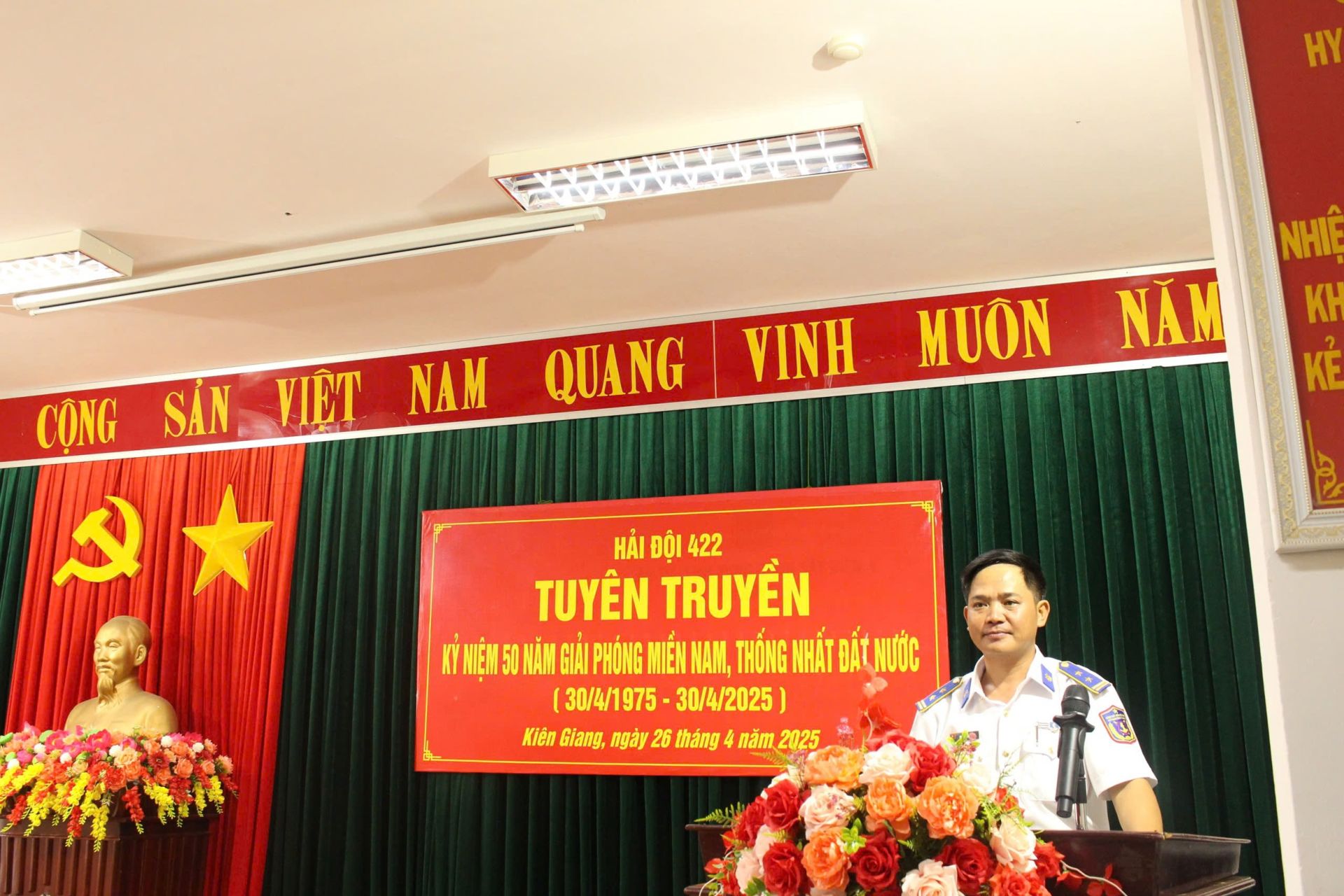 Trung tá Phan Tiến Tùng, Bí thư Đảng ủy, Chính trị viên Hải đội tuyên truyền tại hội nghị