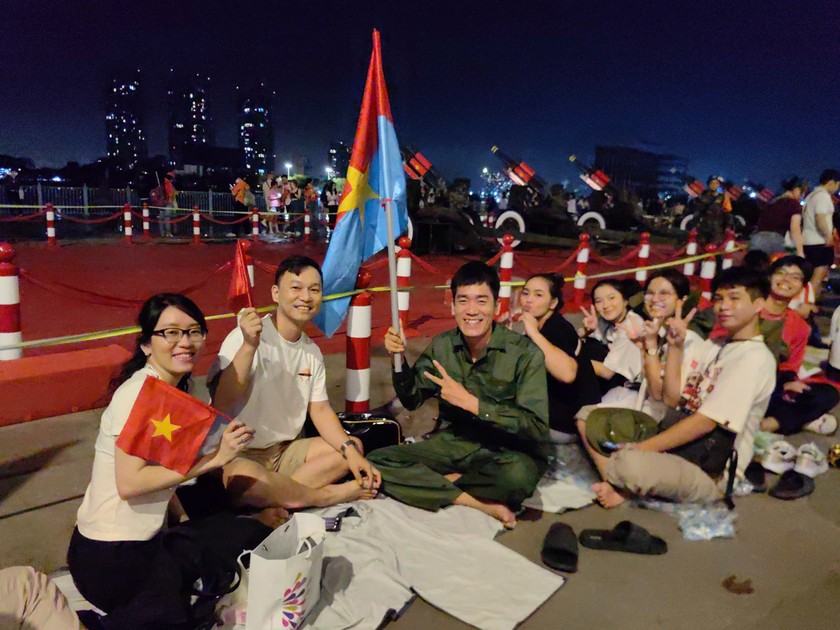 Từ tối 26/4, người dân đã “đóng đô” ở các tuyến đường trung tâm TP. Hồ Chí Minh để chờ xem buổi tổng duyệt diễu binh sáng 27/4. Từ tối 26/4, người dân đã “đóng đô” ở các tuyến đường trung tâm TP. Hồ Chí Minh để chờ xem buổi tổng duyệt diễu binh sáng 27/4.