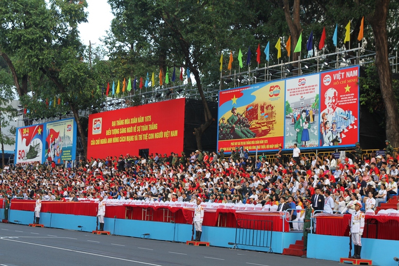 Đông đảo người dân tới xem lễ tổng duyệt