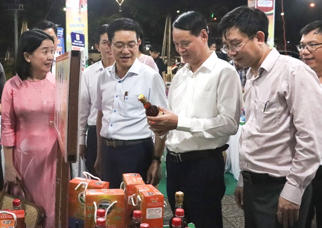 Các đại biểu tham quan gian hàng trưng bày sản phẩm OCOP.