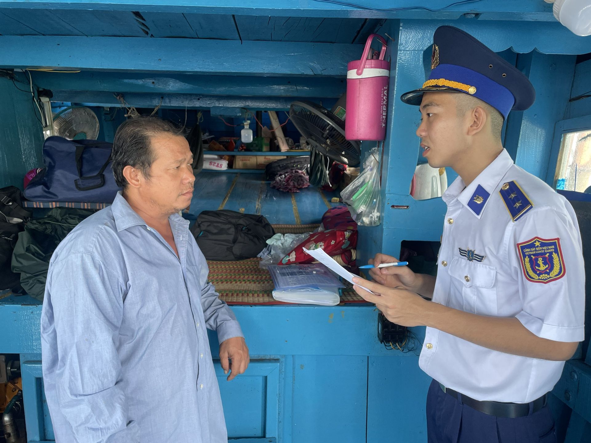 Lực lượng chức năng của Bộ Tư lệnh Vùng Cảnh sát biển 3 làm việc với Thuyền trưởng tàu LA-99096-TS Lực lượng chức năng của Bộ Tư lệnh Vùng Cảnh sát biển 3 làm việc với Thuyền trưởng tàu LA-99096-TS