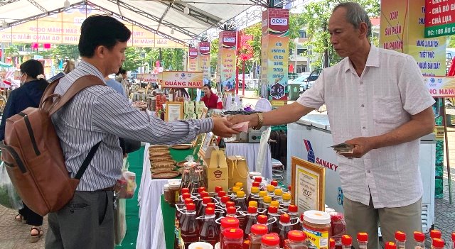 Thông qua hội chợ giúp đưa sản phẩm OCOP đến gần hơn khách hàng.