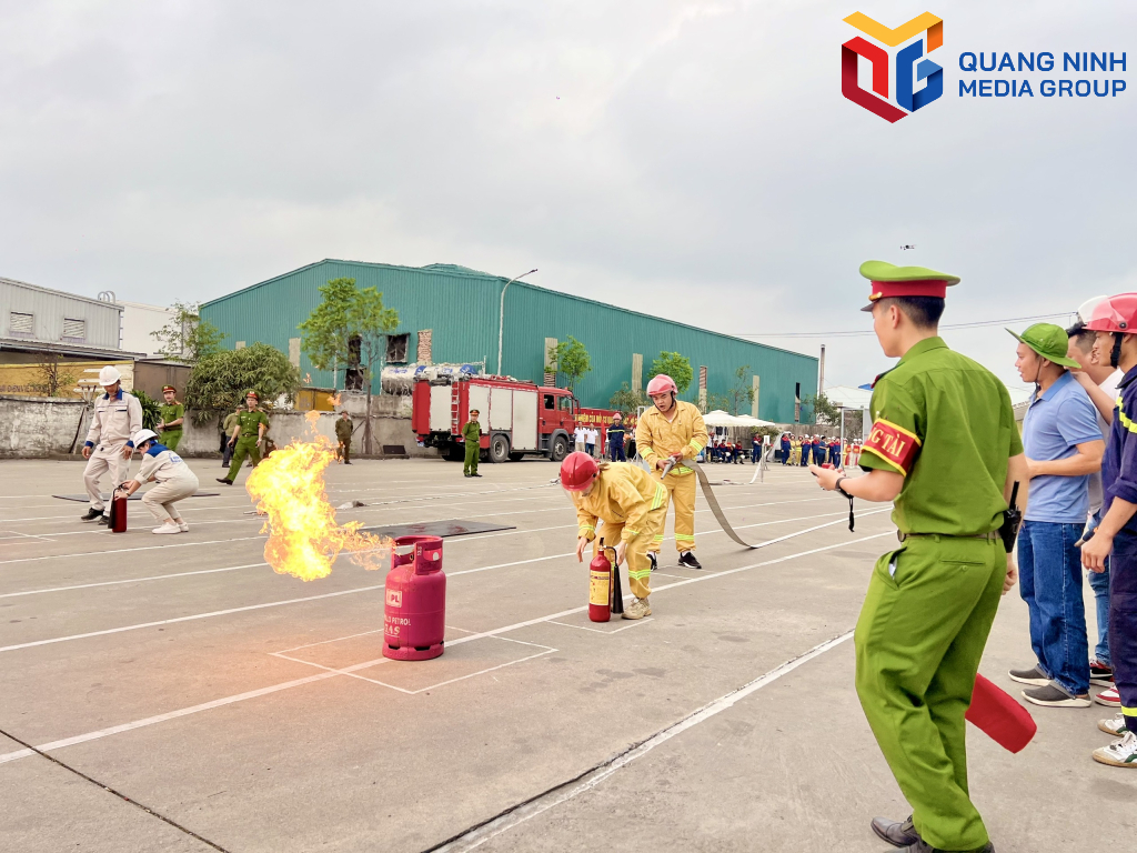 Hội thi Báo cháy 114 và ra mắt Tổ chữa cháy tình nguyện CCN Hà Khánh