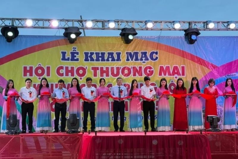 Các đại biểu cắt băng khai mạc hội chợ. Các đại biểu cắt băng khai mạc hội chợ.