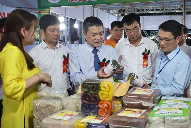 Các đại biểu tham quan các gian hàng tại hội chợ.