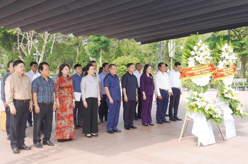 Phó Chủ tịch nước Võ Thị Ánh Xuân và Phó Thủ tướng Chính phủ Trần Hồng Hà cùng đoàn công tác đặt vòng hoa, dâng hương tại Thành Cổ Quảng Trị. Phó Chủ tịch nước Võ Thị Ánh Xuân và Phó Thủ tướng Chính phủ Trần Hồng Hà cùng đoàn công tác đặt vòng hoa, dâng hương tại Thành Cổ Quảng Trị.