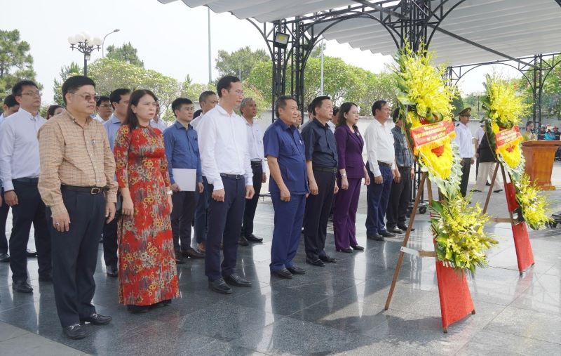 Phó Chủ tịch nước Võ Thị Ánh Xuân và Phó Thủ tướng Chính phủ Trần Hồng Hà cùng đoàn công tác đặt vòng hoa, dâng hương tại Nghĩa trang liệt sĩ Quốc gia Đường 9.