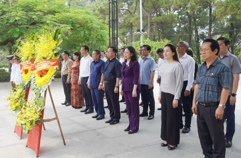 Phó Chủ tịch nước Võ Thị Ánh Xuân và Phó Thủ tướng Chính phủ Trần Hồng Hà cùng đoàn công tác đặt vòng hoa, dâng hương tại Nghĩa trang liệt sĩ Quốc gia Trường Sơn.