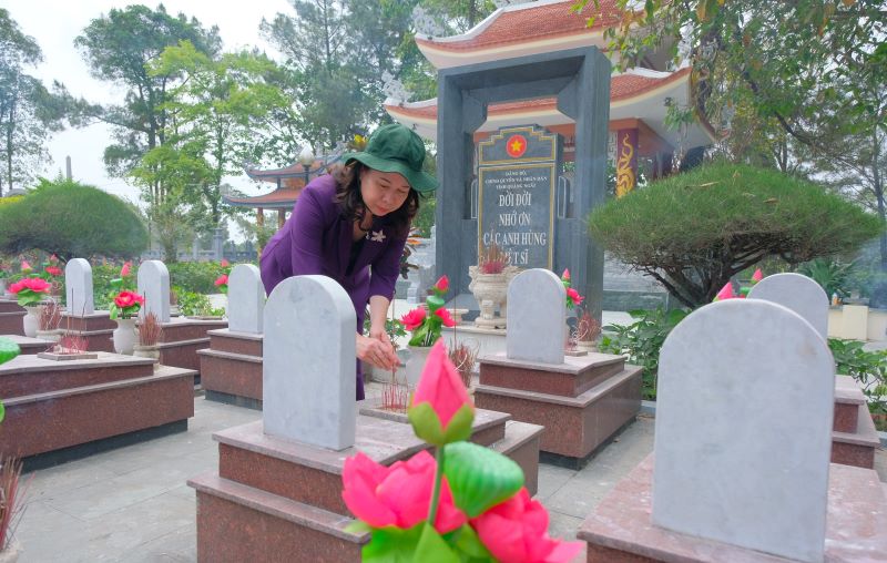 Phó Chủ tịch nước Võ Thị Ánh Xuân thắp hương lên từng phần mộ các anh hùng liệt sĩ. Phó Chủ tịch nước Võ Thị Ánh Xuân thắp hương lên từng phần mộ các anh hùng liệt sĩ.