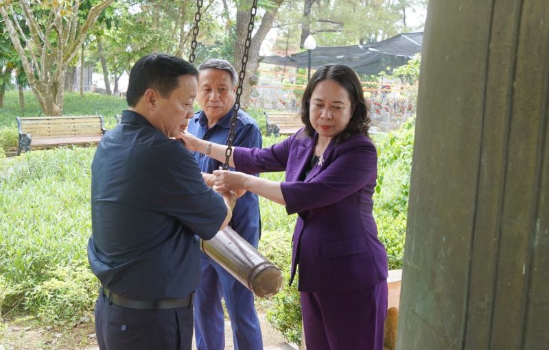 Phó Chủ tịch nước Võ Thị Ánh Xuân và Phó Thủ tướng Chính phủ Trần Hồng Hà cùng lãnh đạo tỉnh Quảng Trị thỉnh chuông tại Nghĩa trang liệt sĩ Quốc gia Trường Sơn.