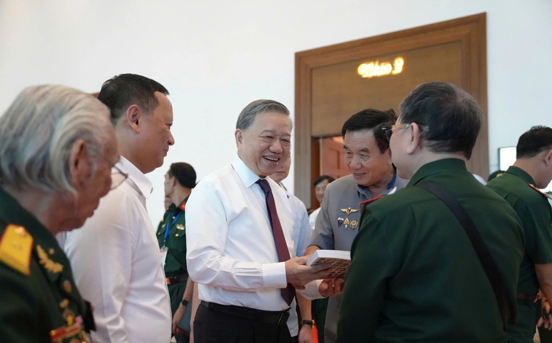 Tổng Bí thư Tô Lâm gặp mặt các tướng lĩnh, Anh hùng Lực lượng vũ trang nhân dân, thanh niên xung phong, dân công hỏa tuyến, biệt động Sài Gòn... từng tham gia Chiến dịch Hồ Chí Minh, nhân dịp kỷ niệm 50 năm Ngày thống nhất đất nước (30/4/1975-30/4/2025). Tổng Bí thư Tô Lâm gặp mặt các tướng lĩnh, Anh hùng Lực lượng vũ trang nhân dân, thanh niên xung phong, dân công hỏa tuyến, biệt động Sài Gòn... từng tham gia Chiến dịch Hồ Chí Minh, nhân dịp kỷ niệm 50 năm Ngày thống nhất đất nước (30/4/1975-30/4/2025).