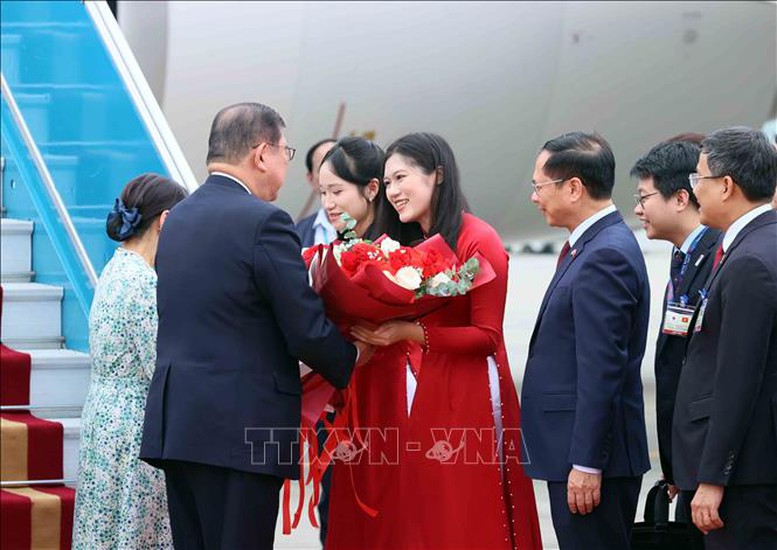 Thiếu nữ Hà Nội tặng hoa, chào mừng Thủ tướng Nhật Bản Ishiba Shigeru và Phu nhân thăm chính thức Việt Nam. Ảnh TTXVN. Thiếu nữ Hà Nội tặng hoa, chào mừng Thủ tướng Nhật Bản Ishiba Shigeru và Phu nhân thăm chính thức Việt Nam. Ảnh TTXVN.