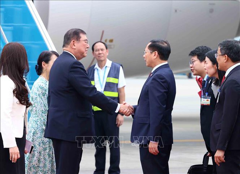 Phó Thủ tướng, Bộ trưởng Ngoại giao Bùi Thanh Sơn đón Thủ tướng Nhật Bản Ishiba Shigeru và Phu nhân tại sân bay quốc tế Nội Bài - Ảnh: TTXVN Phó Thủ tướng, Bộ trưởng Ngoại giao Bùi Thanh Sơn đón Thủ tướng Nhật Bản Ishiba Shigeru và Phu nhân tại sân bay quốc tế Nội Bài - Ảnh: TTXVN