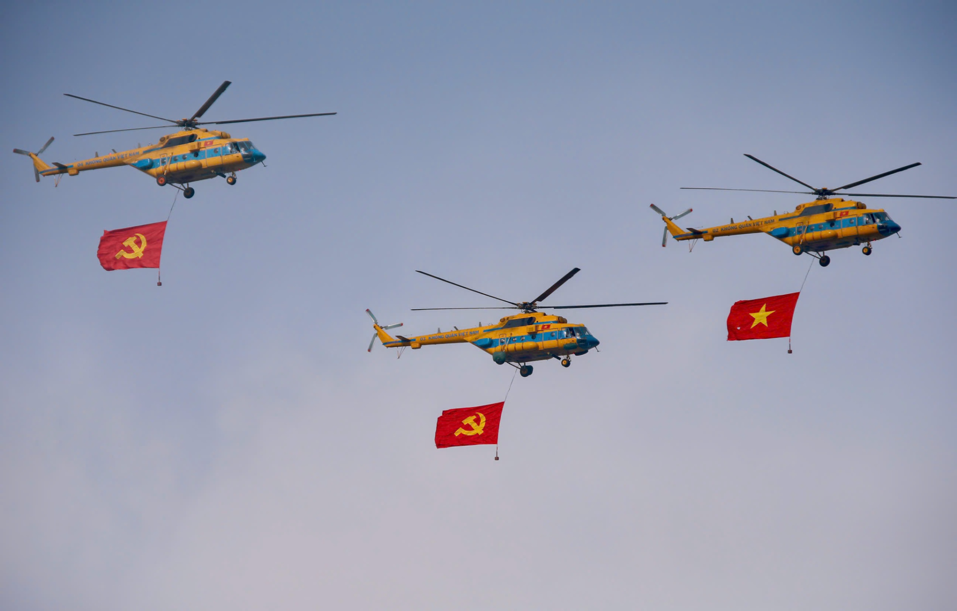 Trực thăng kéo cờ Đảng và cờ Tổ quốc. Ảnh báo Người Lao động. Trực thăng kéo cờ Đảng và cờ Tổ quốc. Ảnh báo Người Lao động.