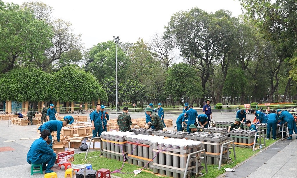 Ban Chỉ huy Quân sự quận Hai Bà Trưng (Hà Nội) cùng các đơn vị liên quan lắp đặt trận địa pháo hoa tại Công viên Thống Nhất. Ảnh:Quang Thái Ban Chỉ huy Quân sự quận Hai Bà Trưng (Hà Nội) cùng các đơn vị liên quan lắp đặt trận địa pháo hoa tại Công viên Thống Nhất. Ảnh:Quang Thái