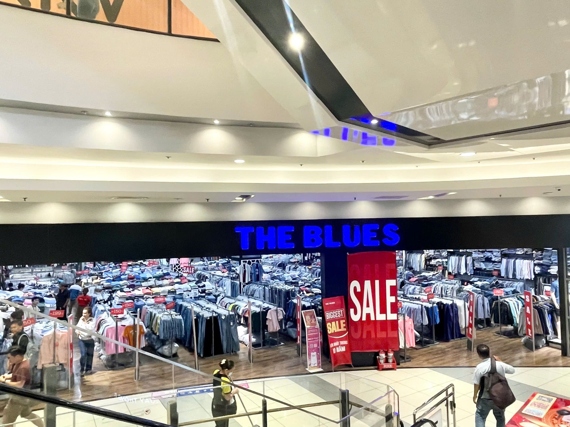 Sắc đỏ sale ngập tràn các mặt hàng