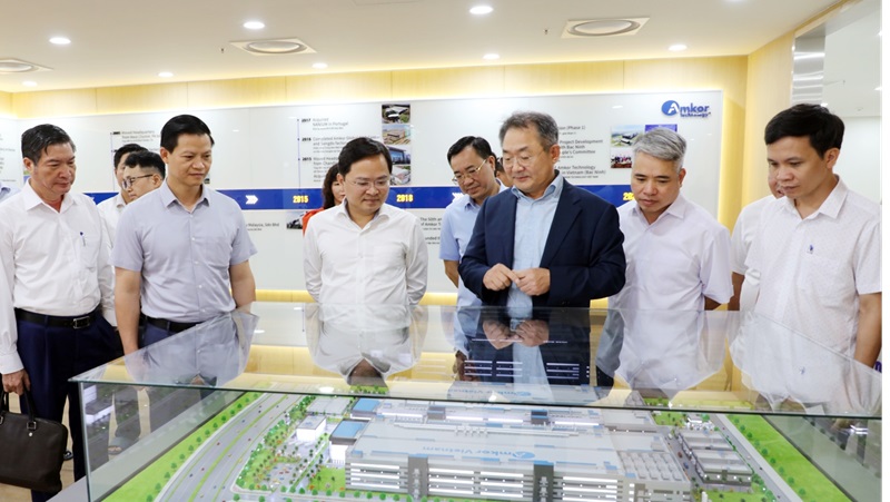 Bí thư Tỉnh ủy Nguyễn Anh Tuấn (thứ 3 từ trái qua), Chủ tịch UBND tỉnh Vương Quốc Tuấn (thứ 2 từ trái qua) thăm quan mô hình Nhà máy tại Công ty Amkor Technology Việt Nam Bí thư Tỉnh ủy Nguyễn Anh Tuấn (thứ 3 từ trái qua), Chủ tịch UBND tỉnh Vương Quốc Tuấn (thứ 2 từ trái qua) thăm quan mô hình Nhà máy tại Công ty Amkor Technology Việt Nam