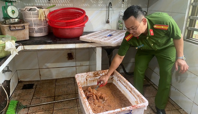 Công an phường Nam Khê phối hợp với đoàn kiểm tra liên ngành ATTP TP. Uông Bí kiểm tra cơ sở Công an phường Nam Khê phối hợp với đoàn kiểm tra liên ngành ATTP TP. Uông Bí kiểm tra cơ sở