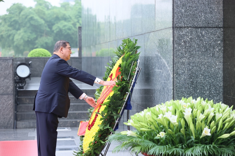 Thủ tướng Ishiba Shigeru đặt vòng hoa, vào Lăng viếng Chủ tịch Hồ Chí Minh - Ảnh: VGP/Nhật Bắc Thủ tướng Ishiba Shigeru đặt vòng hoa, vào Lăng viếng Chủ tịch Hồ Chí Minh - Ảnh: VGP/Nhật Bắc