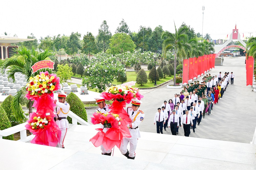 Đoàn đến viếng các anh hùng liệt sĩ tại Nghĩa trang liệt sĩ tỉnh. Đoàn đến viếng các anh hùng liệt sĩ tại Nghĩa trang liệt sĩ tỉnh.