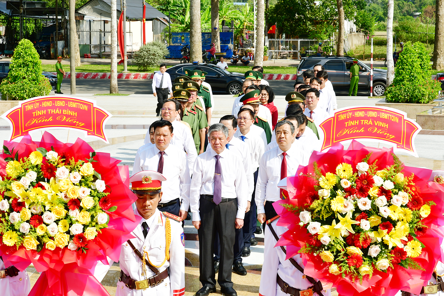 Đoàn đến viếng Bia Chiến thắng. Đoàn đến viếng Bia Chiến thắng.