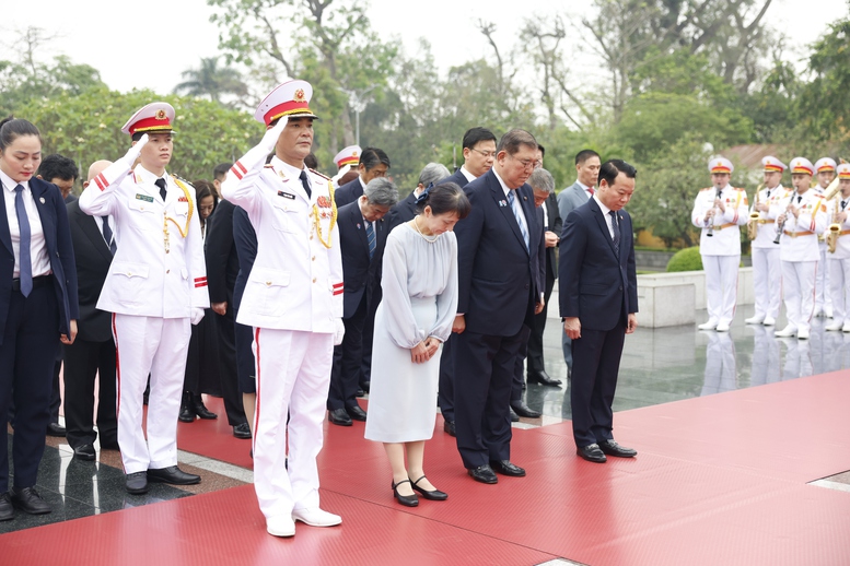 Thủ tướng Ishiba Shigeru đặt hoa tưởng niệm tại Đài tưởng niệm các anh hùng, liệt sĩ - Ảnh VGP/Nhật Bắc Thủ tướng Ishiba Shigeru đặt hoa tưởng niệm tại Đài tưởng niệm các anh hùng, liệt sĩ - Ảnh VGP/Nhật Bắc