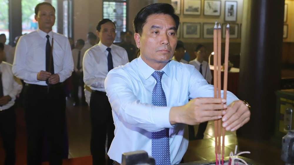 Bí thư Tỉnh ủy Nguyễn Doãn Anh thành kính dâng hương tưởng niệm Chủ tịch Hồ Chí Minh.