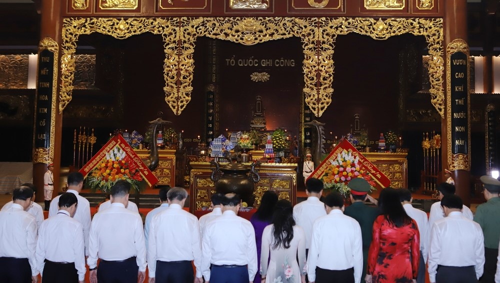 Đoàn đại biểu Tỉnh ủy, HĐND, UBND, Ủy ban MTTQ tỉnh dâng hoa, dâng hương tại Đền thờ Bà mẹ Việt Nam Anh hùng và các Anh hùng liệt sĩ.