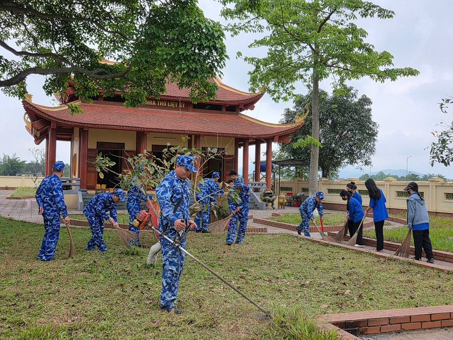 Vệ sinh, dâng hương, dâng hoa viếng Nghĩa trang liệt sĩ huyện Nghi Xuân Vệ sinh, dâng hương, dâng hoa viếng Nghĩa trang liệt sĩ huyện Nghi Xuân