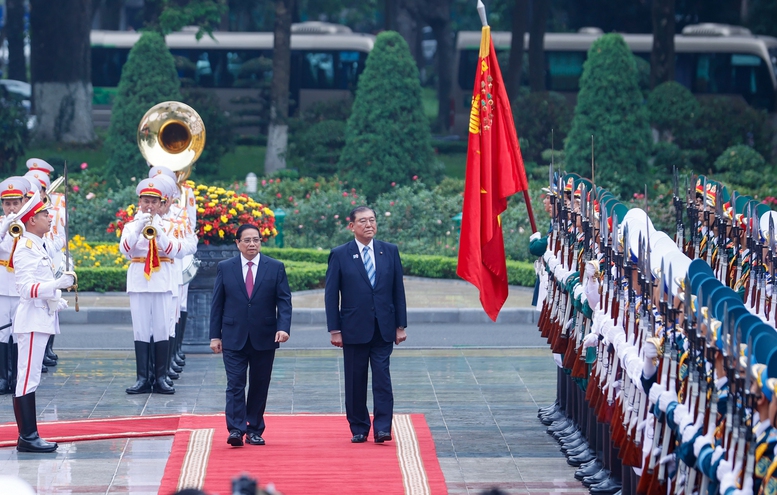 Thủ tướng Phạm Minh Chính và Thủ tướng Ishiba Shigeru duyệt Đội Danh dự Quân đội nhân dân Việt Nam - Ảnh: VGP/Nhật Bắc Thủ tướng Phạm Minh Chính và Thủ tướng Ishiba Shigeru duyệt Đội Danh dự Quân đội nhân dân Việt Nam - Ảnh: VGP/Nhật Bắc