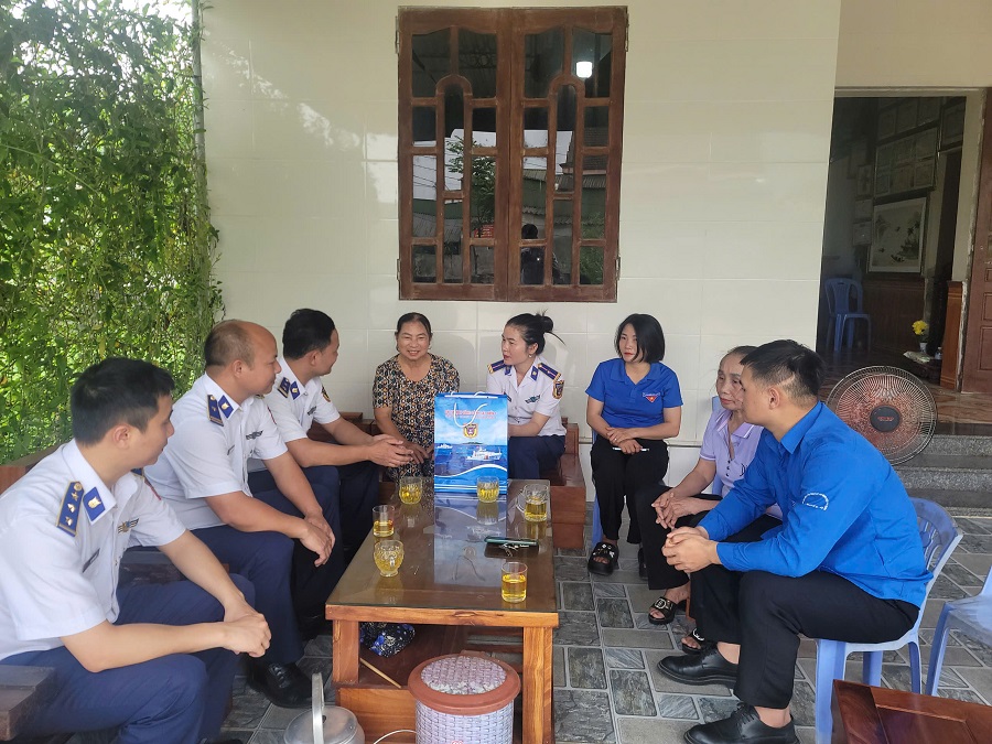 Thăm hỏi, tặng quà gia đình liệt sỹ trên địa bàn đóng quân Thăm hỏi, tặng quà gia đình liệt sỹ trên địa bàn đóng quân