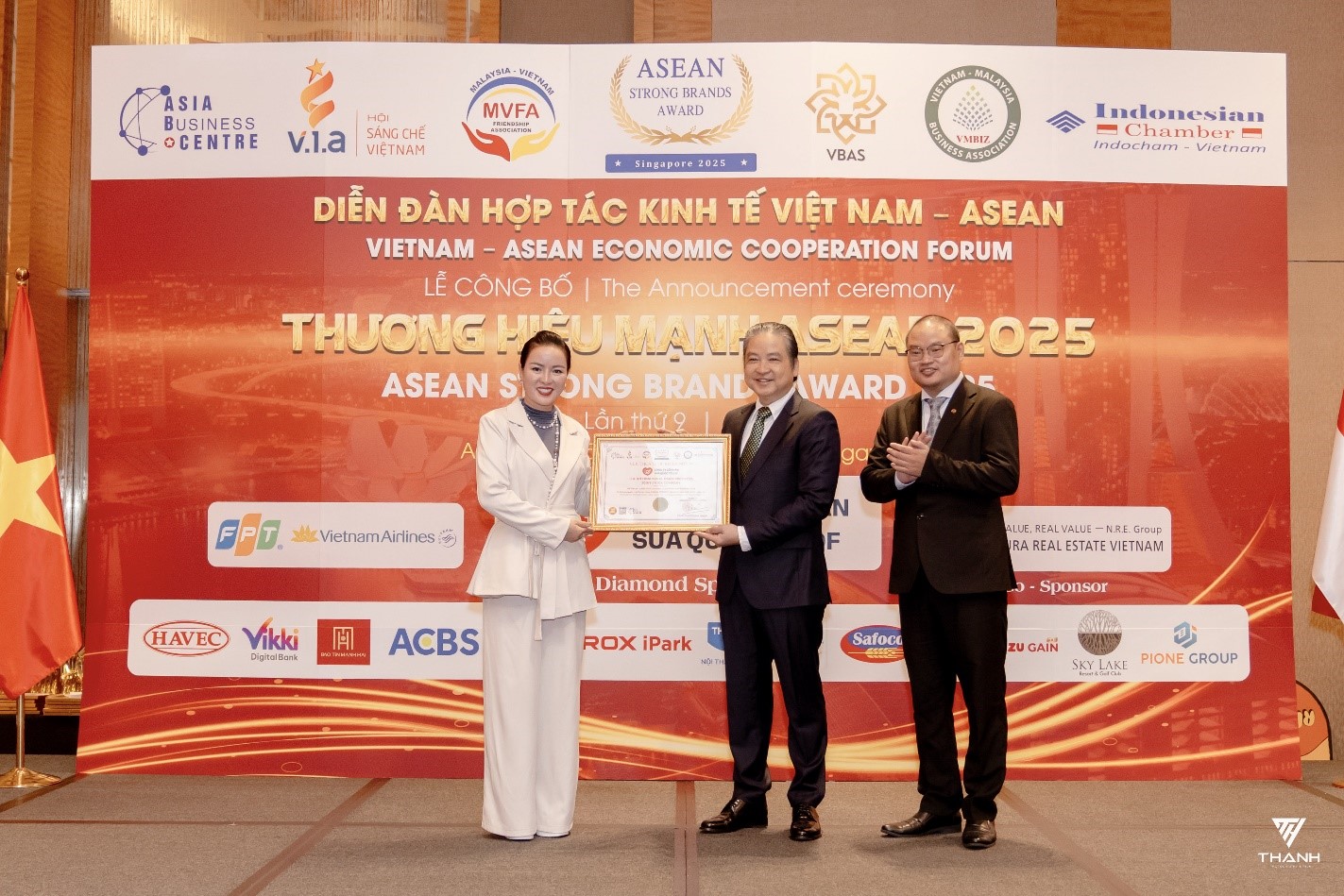 Ông BÙI HOÀNG SANG, Tổng giám đốc CÔNG TY CỔ PHẦN SỮA QUỐC TẾ LOF nhận chứng nhận Nhà tài trợ Kim cương Diễn đàn. Ông BÙI HOÀNG SANG, Tổng giám đốc CÔNG TY CỔ PHẦN SỮA QUỐC TẾ LOF nhận chứng nhận Nhà tài trợ Kim cương Diễn đàn.