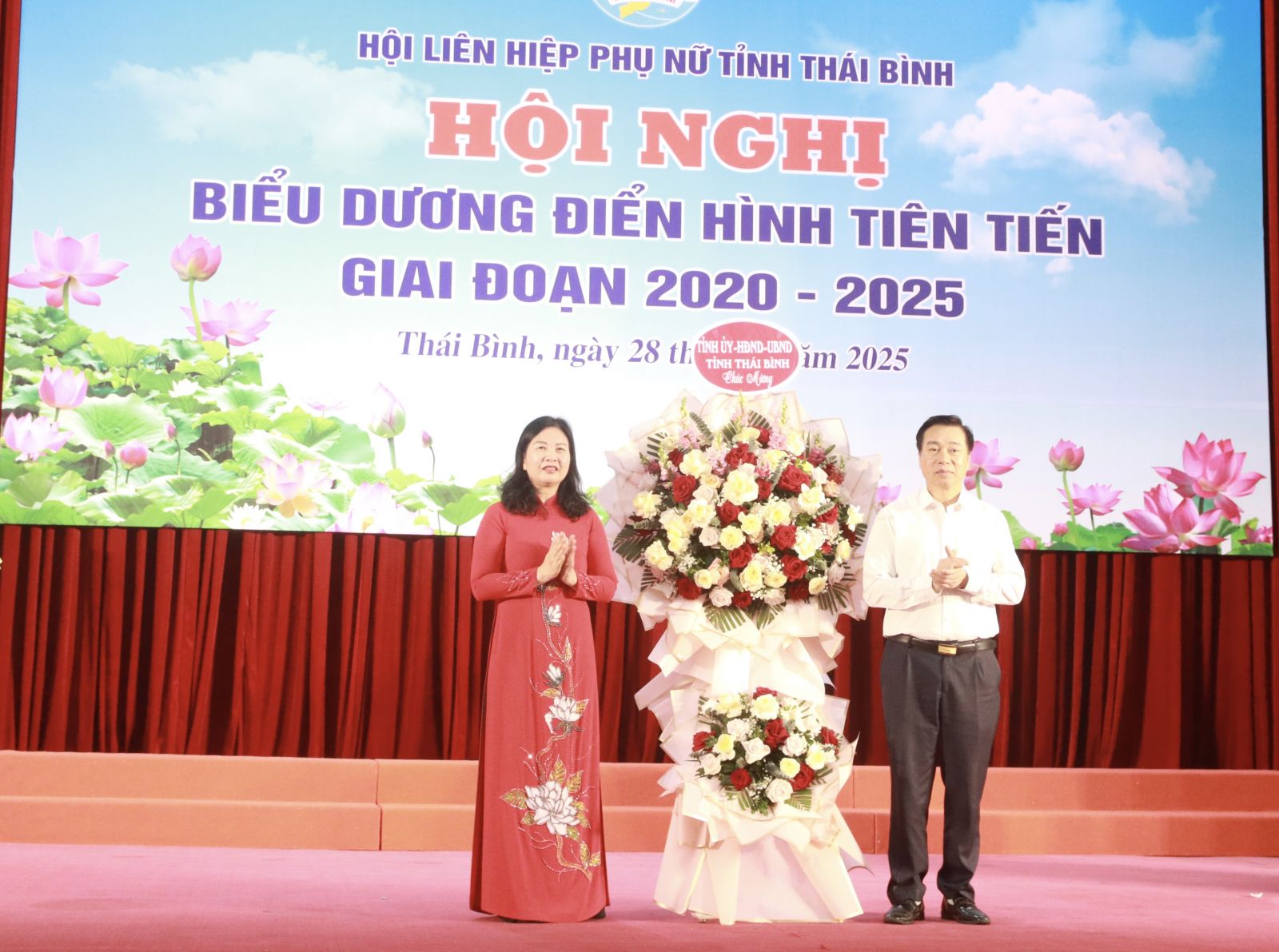 Đồng chí Nguyễn Văn Giang, Ủy viên Ban Thường vụ, Trưởng ban Tổ chức Tỉnh ủy tặng hoa chúc mừng Hội LHPN tỉnh.