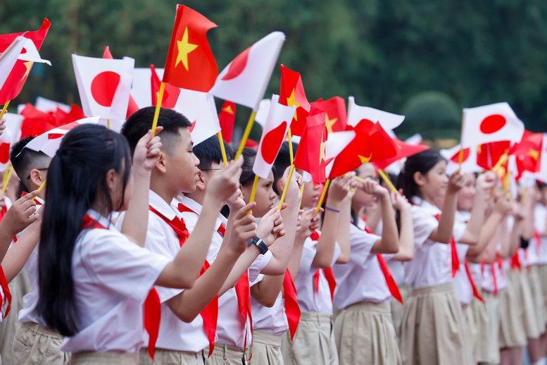 Thiếu nhi Thủ đô chào mừng Thủ tướng Nhật Bản Ishiba Shigeru thăm chính thức Việt Nam - Ảnh: VGP/Nhật Bắc Thiếu nhi Thủ đô chào mừng Thủ tướng Nhật Bản Ishiba Shigeru thăm chính thức Việt Nam - Ảnh: VGP/Nhật Bắc