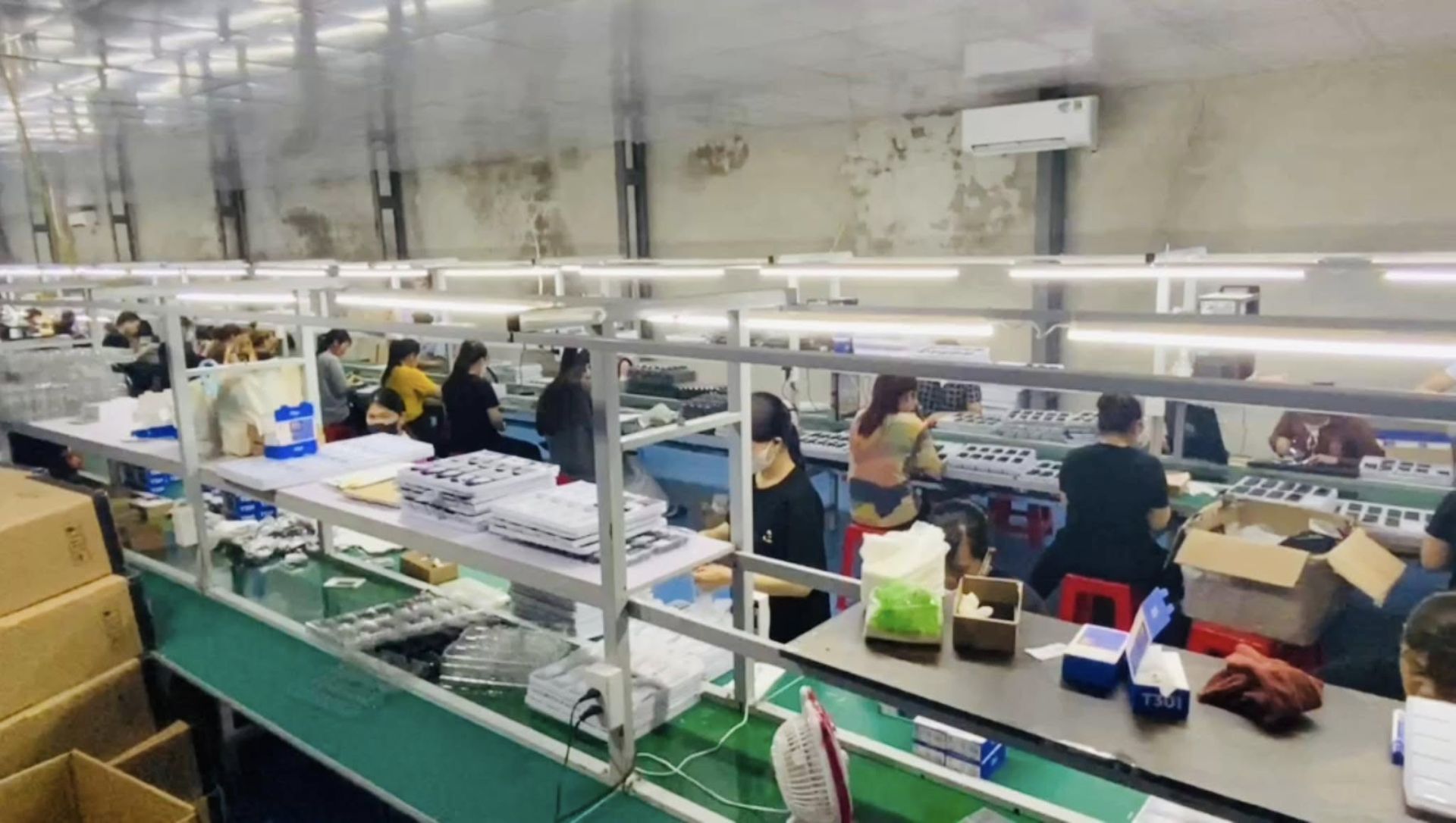 Hiện trường bên trong xưởng lắp ráp điện thoại di động trái phép tại xã Mai Pha, thành phố Lạng Sơn, tỉnh Lạng Sơn Hiện trường bên trong xưởng lắp ráp điện thoại di động trái phép tại xã Mai Pha, thành phố Lạng Sơn, tỉnh Lạng Sơn