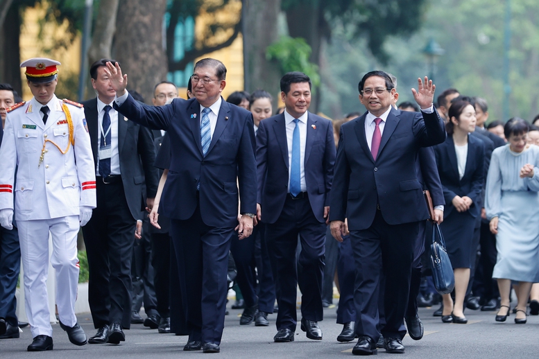 Sau Lễ đón, hai Thủ tướng di chuyển tới Trụ sở Chính phủ để tiến hành hội đàm - Ảnh: VGP/Nhật Bắc Sau Lễ đón, hai Thủ tướng di chuyển tới Trụ sở Chính phủ để tiến hành hội đàm - Ảnh: VGP/Nhật Bắc