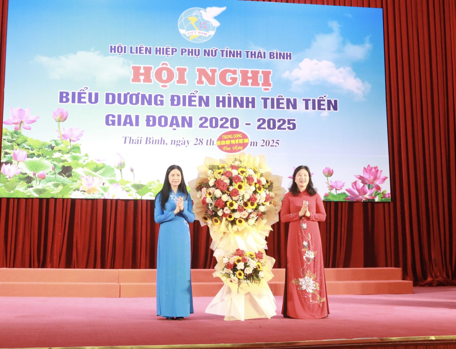 Đồng chí Trần Lan Phương, Phó Chủ tịch Hội LHPN Việt Nam tặng hoa chúc mừng Hội LHPN tỉnh.